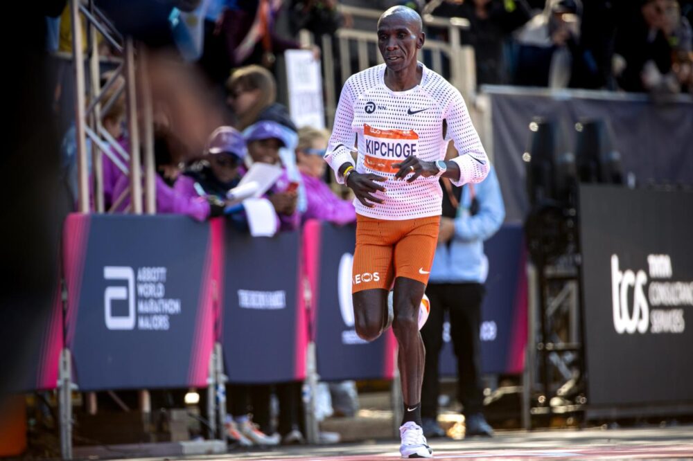 Eliud Kipchoge torna a vincere in Maratona! L’icona dei 42 km si supera a quasi 42 anni