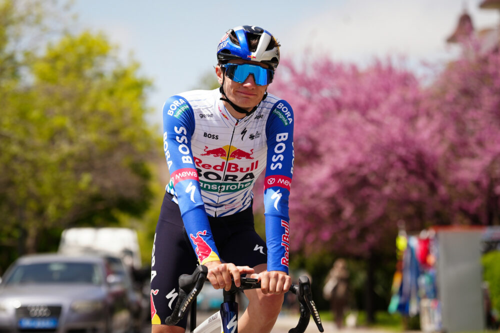 LIVE Giro dell’Emilia 2026 in DIRETTA: Pellizzari e Pidcock i più attesi, McNulty in maglia iridata