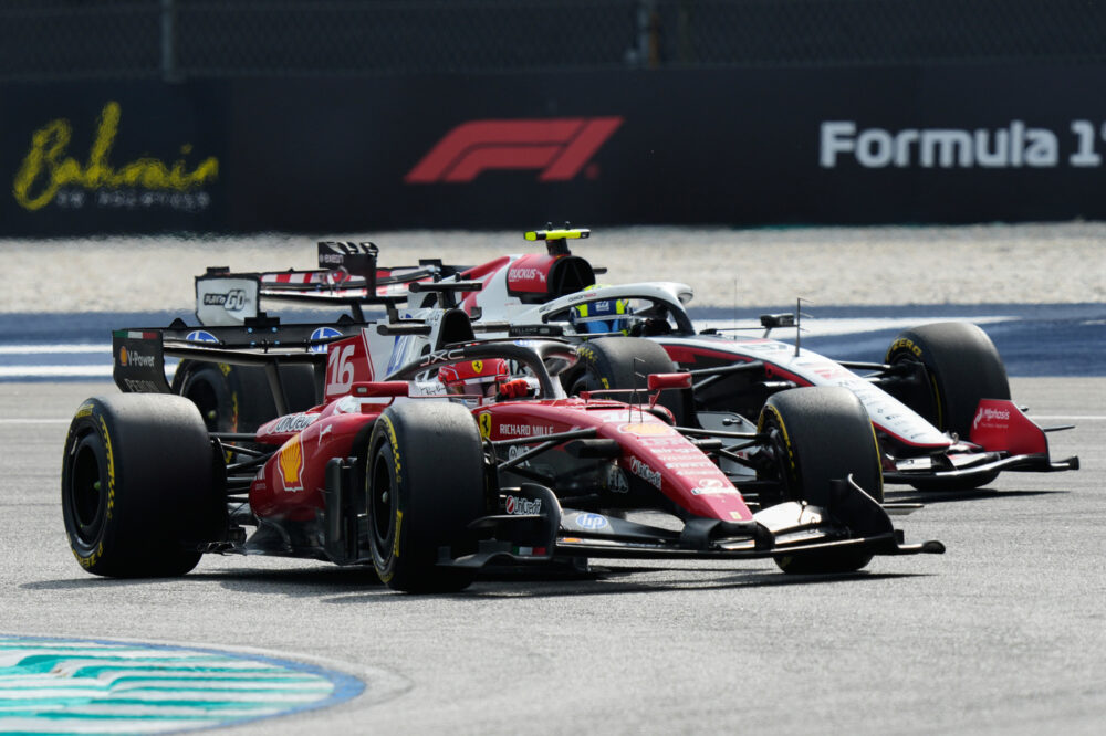 F1, Charles Leclerc il più veloce nelle seconde libere a Sepang. Red Bull impressiona, Antonelli non brilla