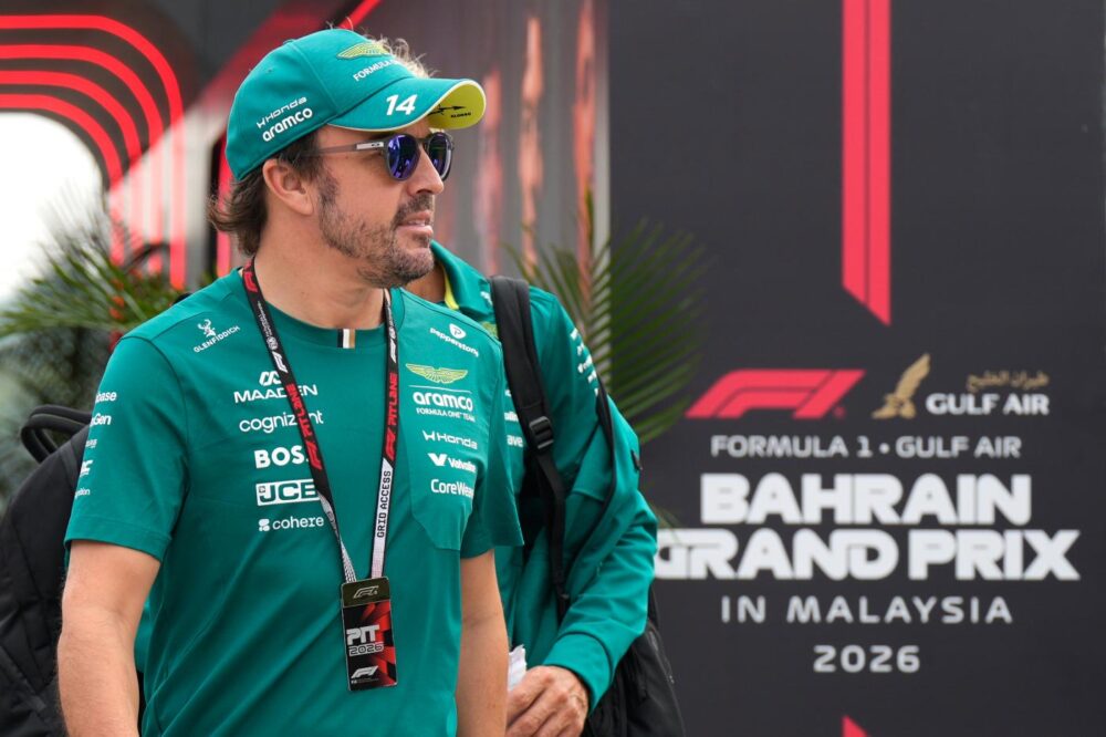 Fernando Alonso, bordata alla FIA dopo Sepang: “Hanno interrotto la gara per Hamilton”