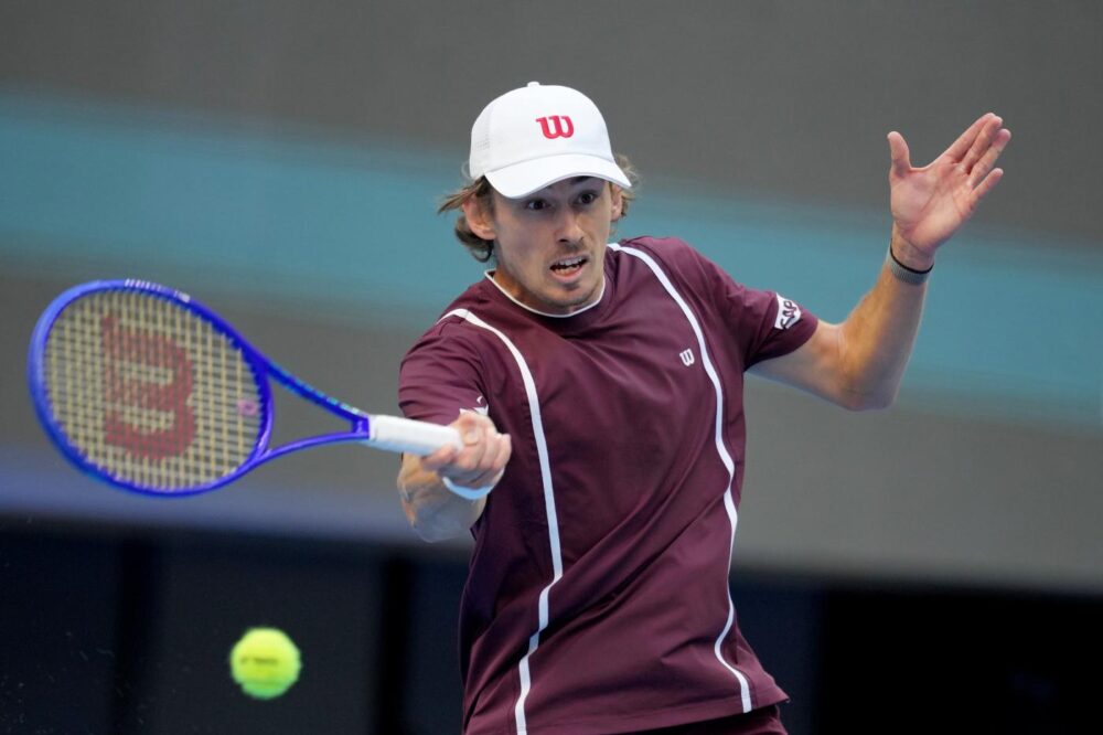 ATP Pechino 2026: de Minaur rimonta Rublev, avanti anche Hurkacz e Medvedev