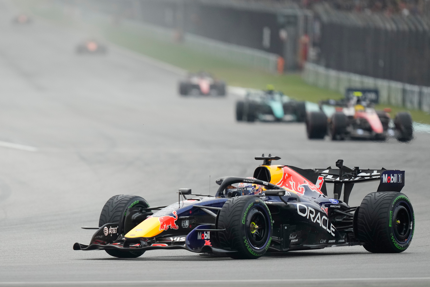 Max Verstappen vince un caotico GP a Sepang, Antonelli vicino al Mondiale, podio Ferrari