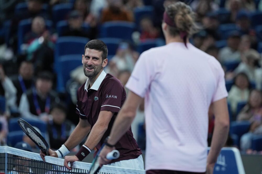 Djokovic batte Zverev, ma scoppia la polemica: l’errore arbitrale e il regolamento non rispettato