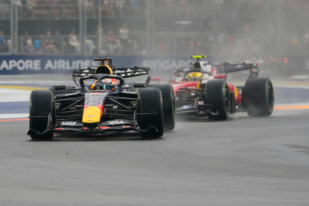 F1, Verstappen domina la Sprint di Marina Bay sul bagnato. Antonelli sfrutta il pacchiano errore di Russell