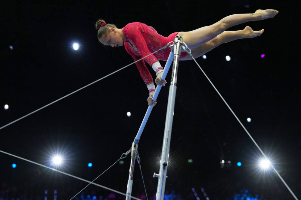 Kaylia Nemour firma l’esercizio dei Mondiali! Parallele dorate, punteggio surreale. Iorio e Perotti cadute