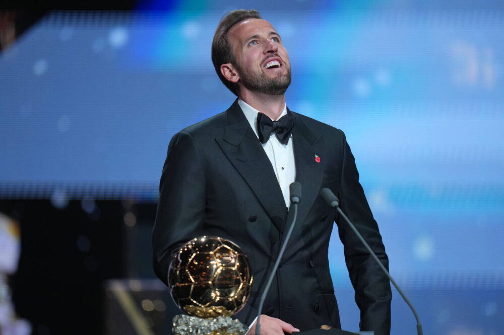Harry Kane vince il Pallone d’Oro 2026 tra lo stupore generale. Battuti Mpabbè e Yamal