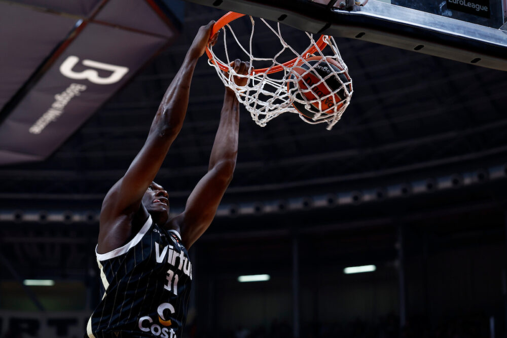 Basket: Virtus Bologna sconfitta in casa dallo Zalgiris Kaunas in Eurolega. I lituani scappano nel finale