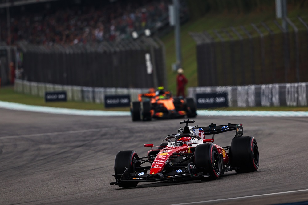 LIVE F1, GP Singapore 2026 in DIRETTA: Ferrari ci crede, Antonelli all’attacco. Giornata con Sprint Qualifying