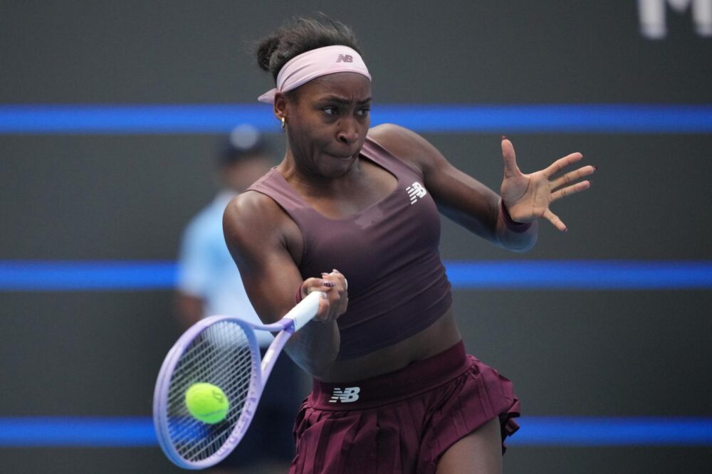 WTA Pechino 2026, Gauff e Swiatek avanzano ai sedicesimi. Rybakina, clamorosa eliminazione