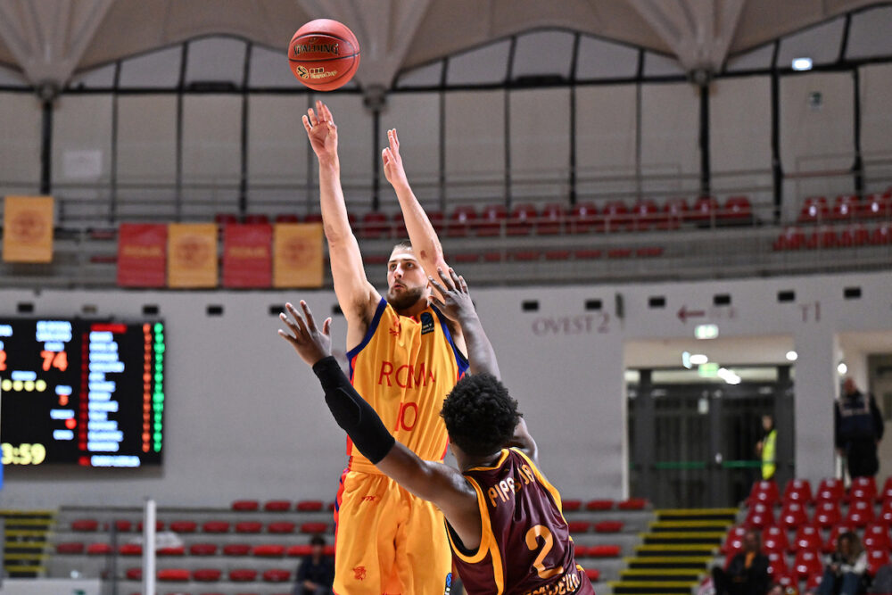 Basket, la BC Roma cede in casa al Bosna Sarajevo in EuroCup. Non bastano i punti pesanti di Stevenson e Olynyk