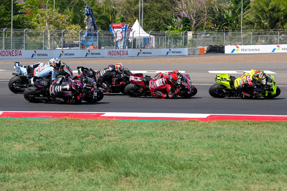LIVE MotoGP, GP Indonesia 2026 in DIRETTA: Fernandez e Bezzecchi mine vaganti nella sfida tra Marquez e Martin