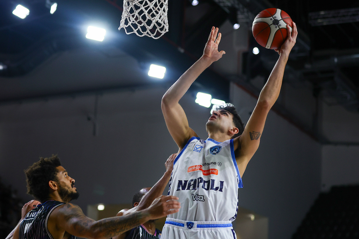 Basket: Napoli rimonta e poi rischia a Tortona, ma vince nel mezzogiorno di Serie A