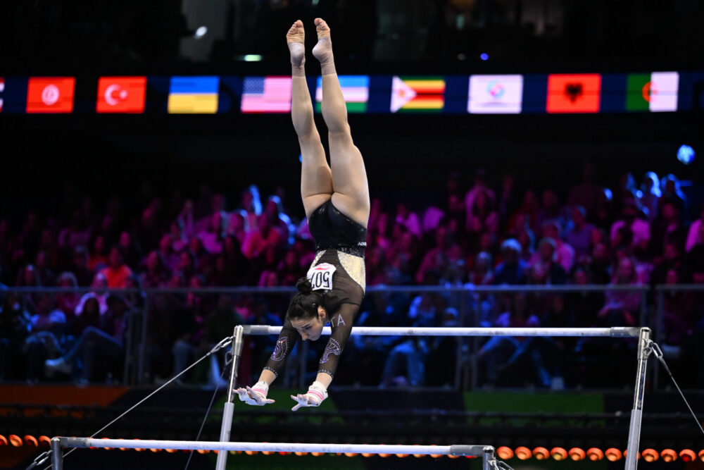 Elisa Iorio e Giulia Perotti a viso aperto nella finale alle parallele. Solo Nemour può perdere l’oro ai Mondiali
