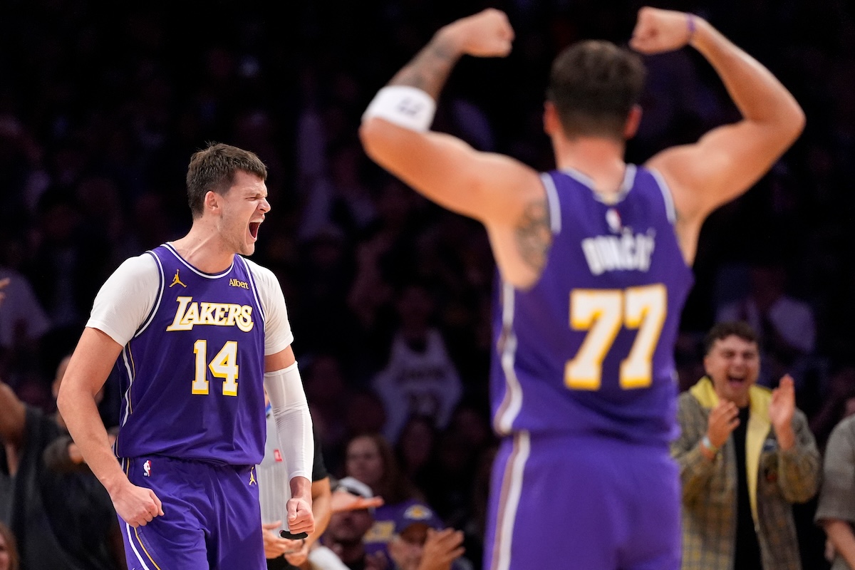 NBA, i risultati della notte (26 ottobre): i Knicks campioni perdono ancora, volano i Lakers di Doncic