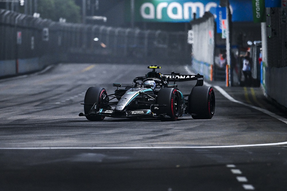 Cosa succede a Kimi Antonelli: pacchetto diverso da Russell a Singapore. Dubbi Mercedes sugli aggiornamenti