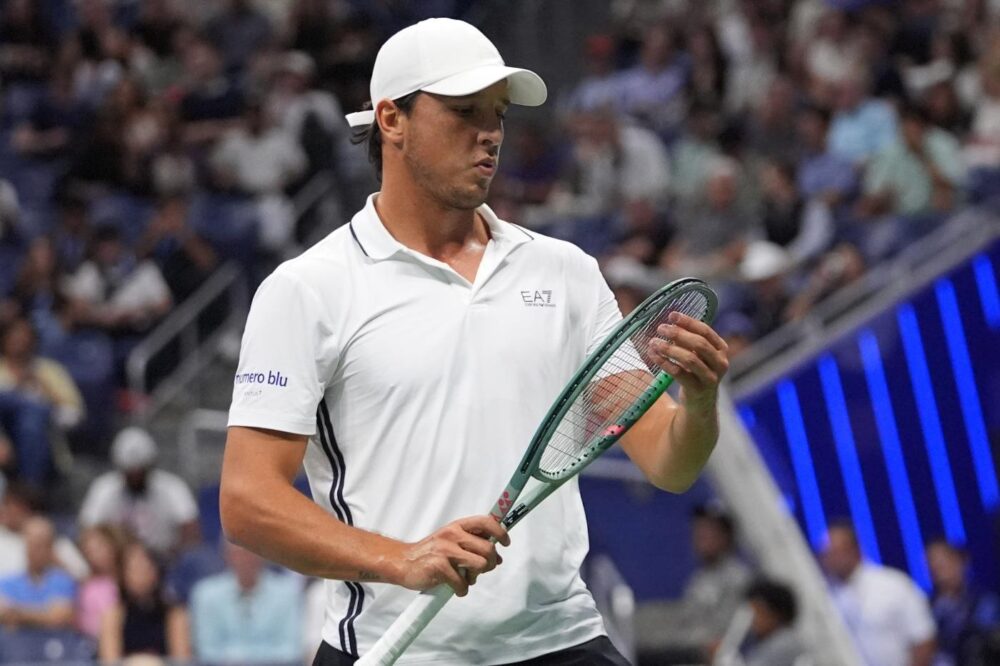 Luciano Darderi cozza contro l’ostacolo Tsitsipas e saluta Shanghai al secondo turno