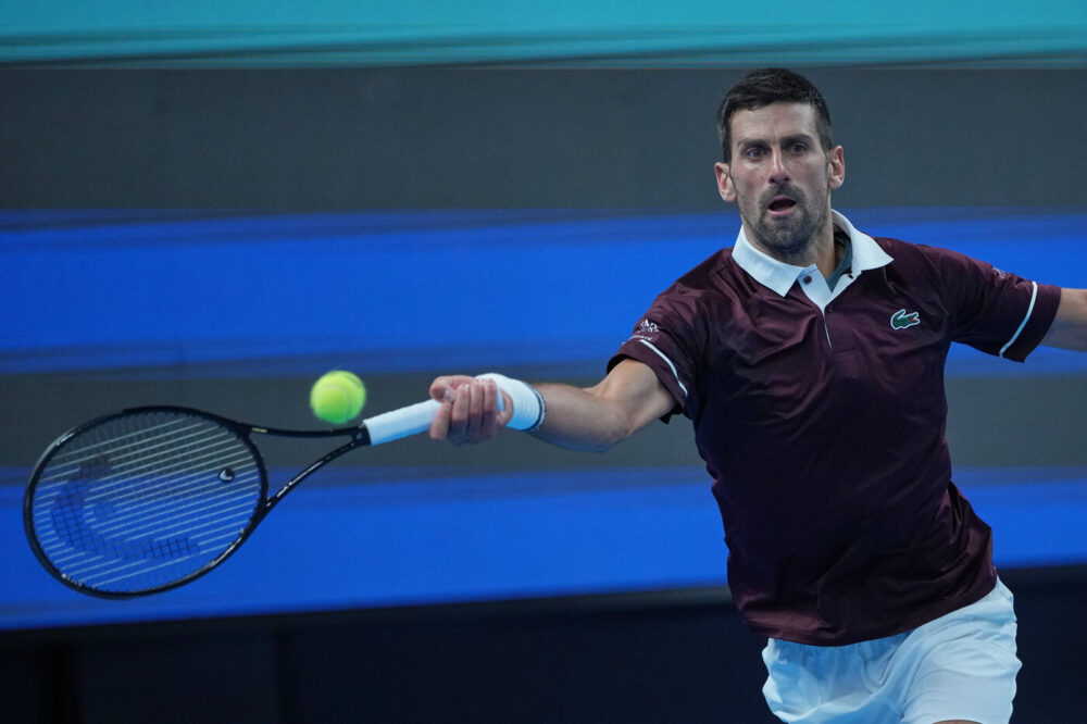 Djokovic doma Medvedev e vola in finale a Pechino. Il russo squalificato per una pallata a un tifoso nel finale