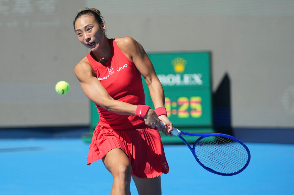 WTA Pechino 2026, debutto vincente per Qinwen Zheng. Avanzano anche Badosa e Siniakova