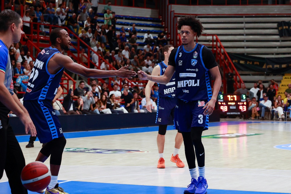 Basket, mezzogiorno di fuoco con Napoli-Milano. Venezia va a Roma, Bologna ospita Scafati