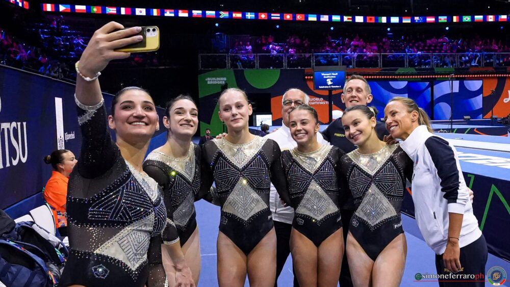Ginnastica artistica, le cadute svegliano l’Italia. Fate lontane ai Mondiali, la Cina batte gli USA: sono crollate le Regine!
