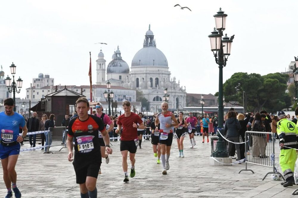 Maratona di Venezia festeggia 40 anni: percorso da cartolina, annunciati ottimi big. Record di partecipanti