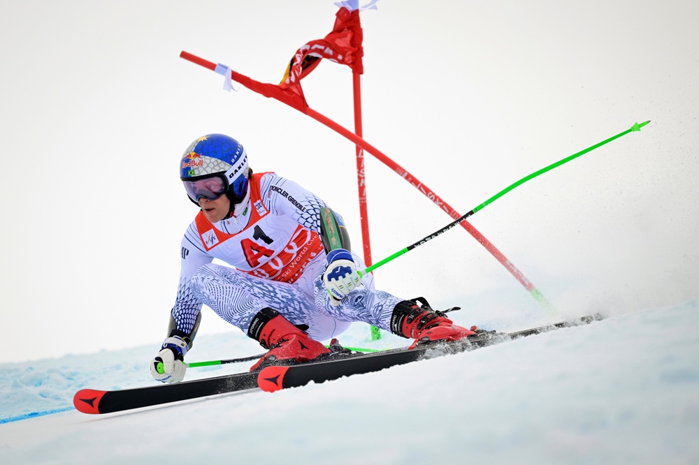 Lucas Pinheiro Braathen domina il gigante di Soelden. Avvio promettente per Vinatzer