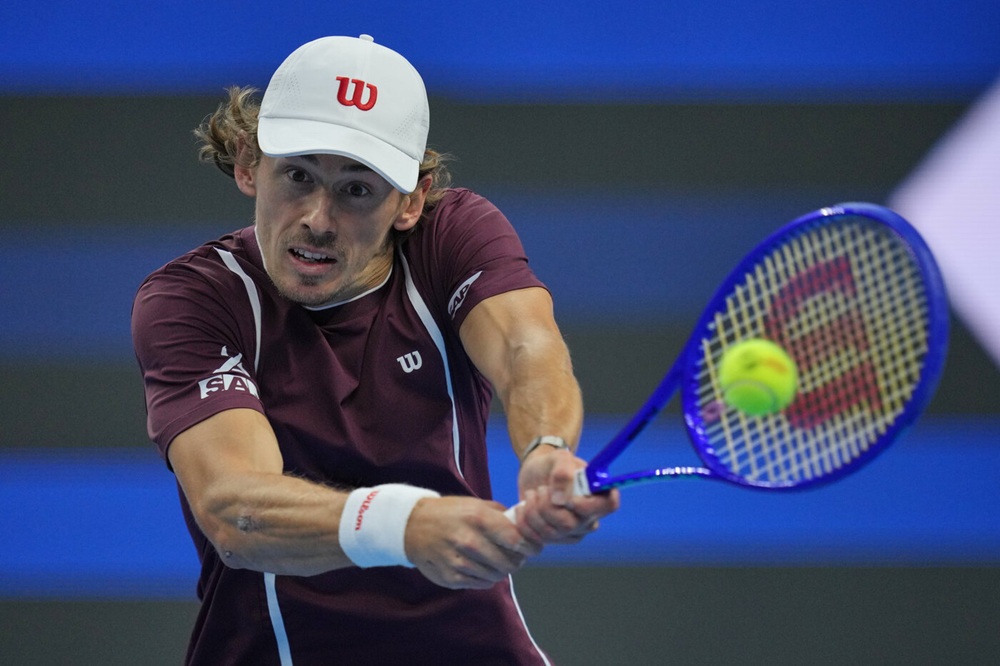 ATP Pechino 2026, de Minaur primo finalista. Hurkacz si ritira nel secondo set