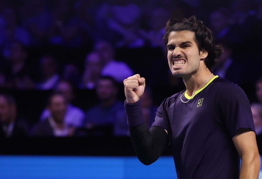 Alcaraz lotta all’esordio a Vienna. Vittoria contro un Khachanov che spreca molto