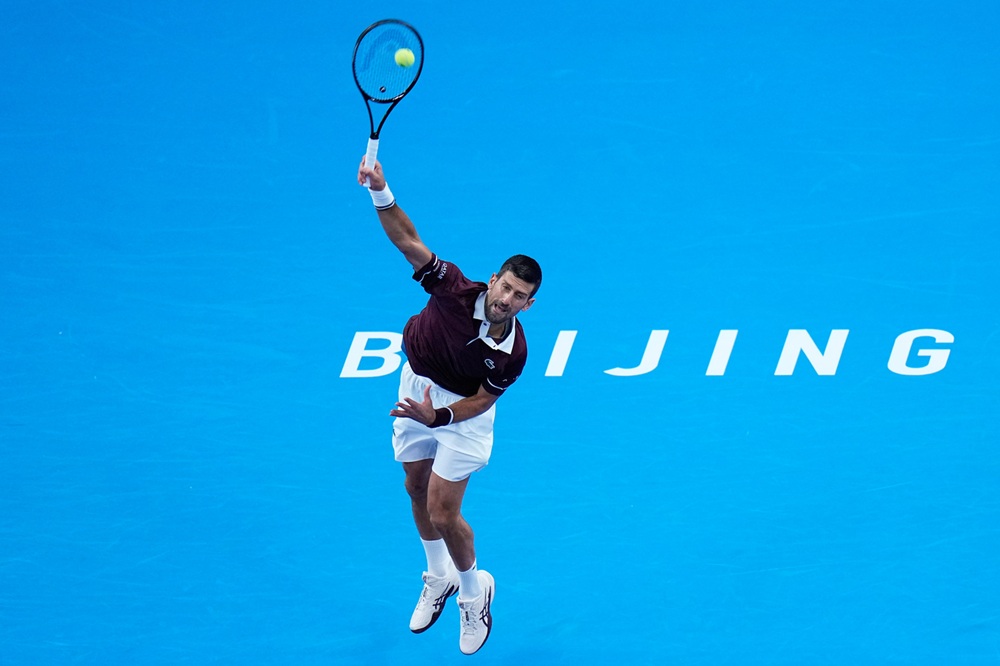 Infinito Novak Djokovic: a Pechino conquista il titolo n.102! De Minaur si ritira dopo aver perso il primo set