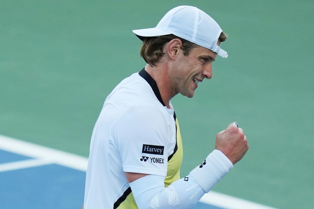 ATP Shanghai 2026, Bergs sorprende Alcaraz. Bene Medvedev e Auger-Aliassime, eliminato Vacherot