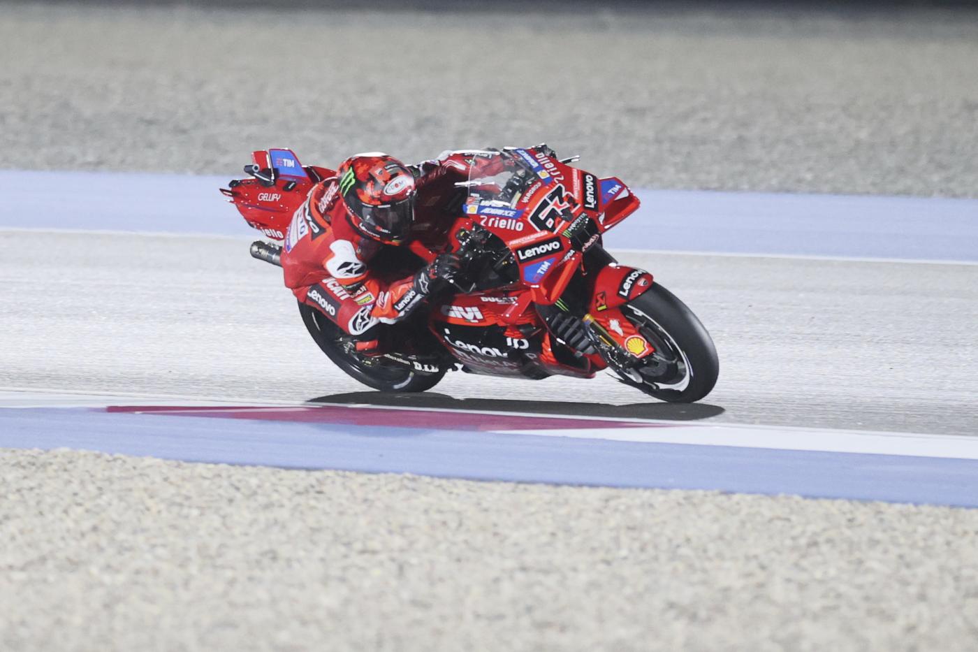 La MotoGP gioca con il fuoco. Ore decisive per il Gran Premio del Qatar, con il rischio di andare a Lusail e trovarsi bloccati…