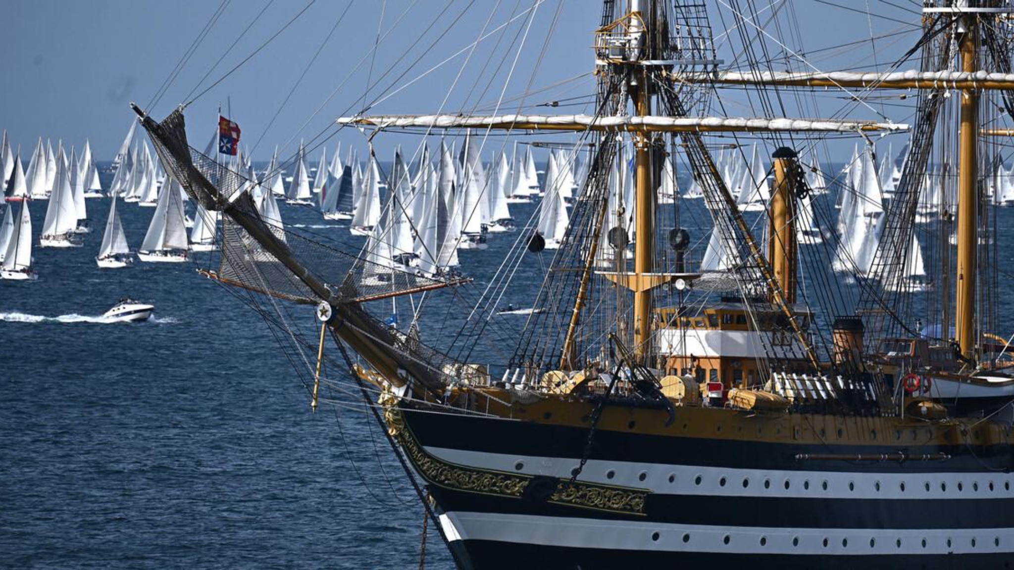 Vela, la carica dei 20.000 imbianca il Golfo di Trieste