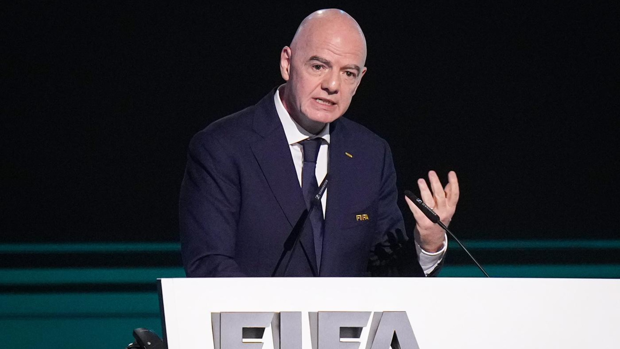 Media Uk: la Uefa ha pagato un risarcimento all'amante di Infantino