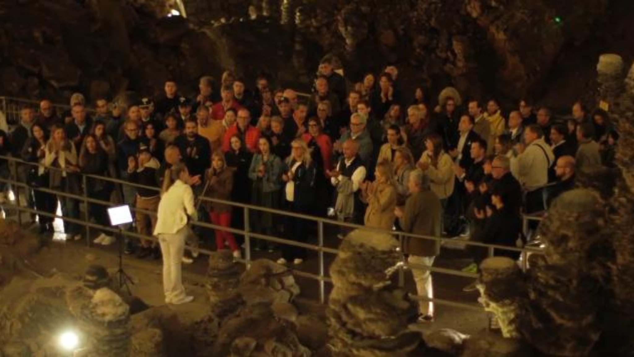 La 'grande regata' inizia in musica nella grotta più profonda