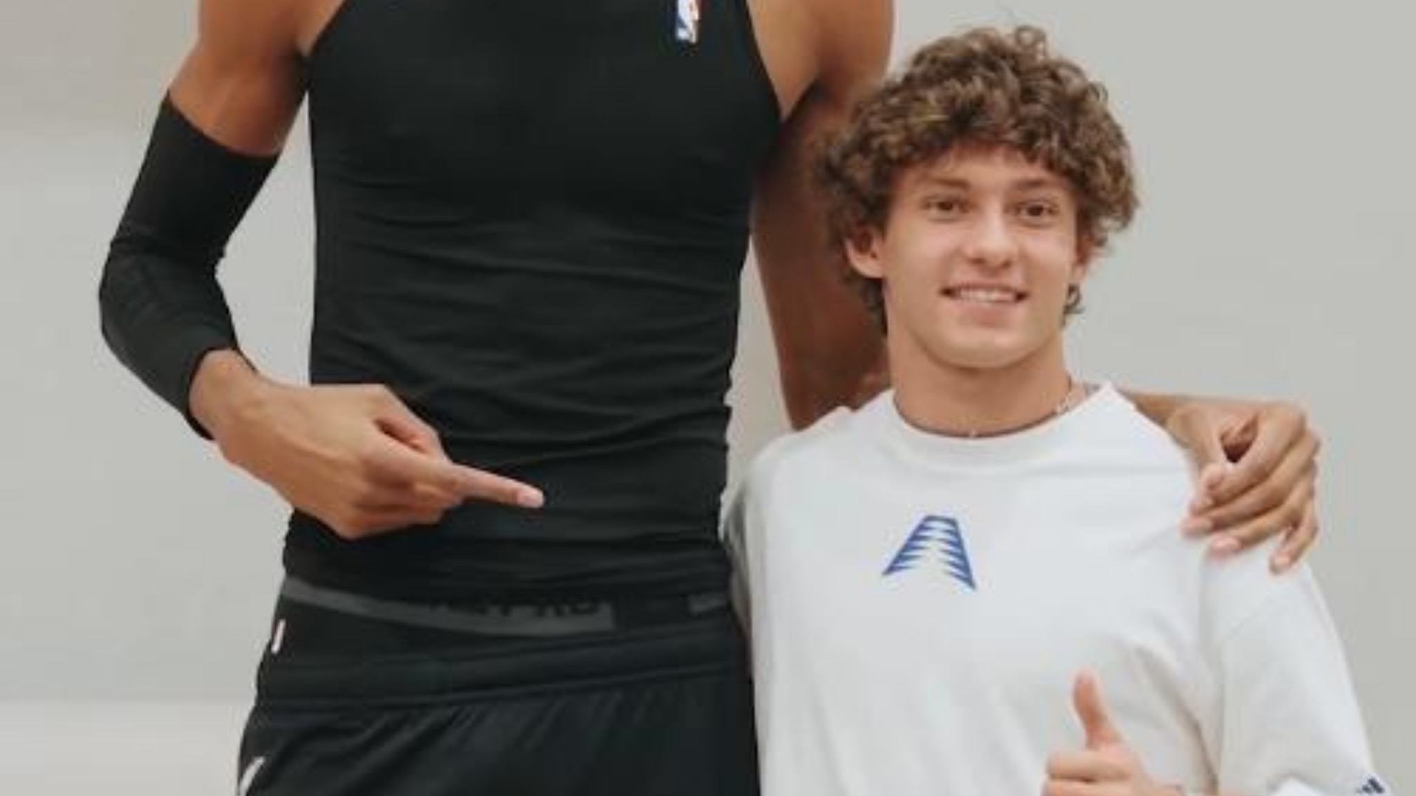 Kimi Antonelli incontra Victor Wembanyama degli Spurs: le immagini più simpatiche dell’incontro NBA