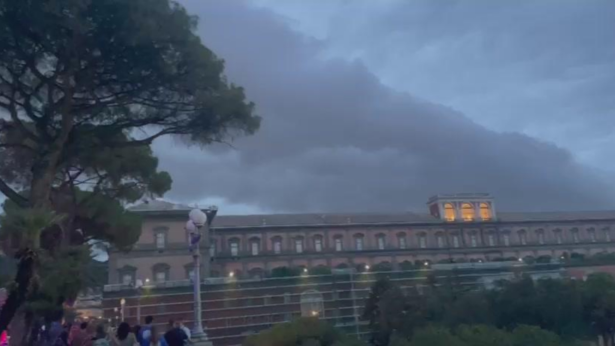 Volley, nuvole su Piazza del Plebiscito: si gioca fino a quando possibile
