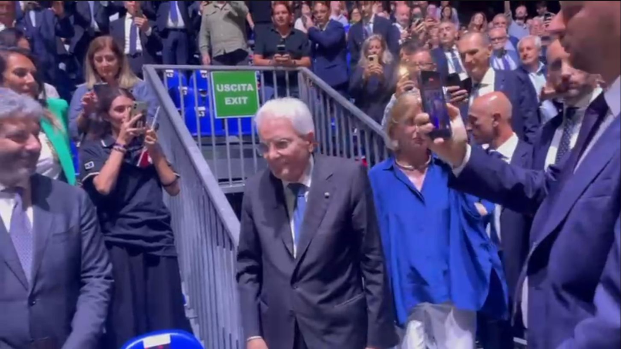 Volley, il Presidente Mattarella arriva in Piazza del Plebiscito e Napoli applaude