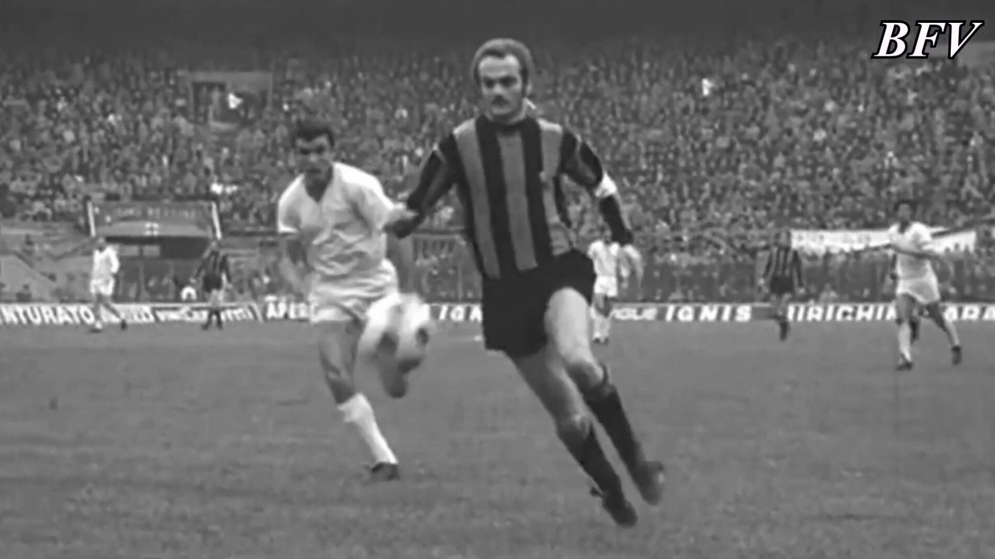 Mazzola, il centrocampista che fu trasformato in attaccante dal "mago" Helenio Herrera