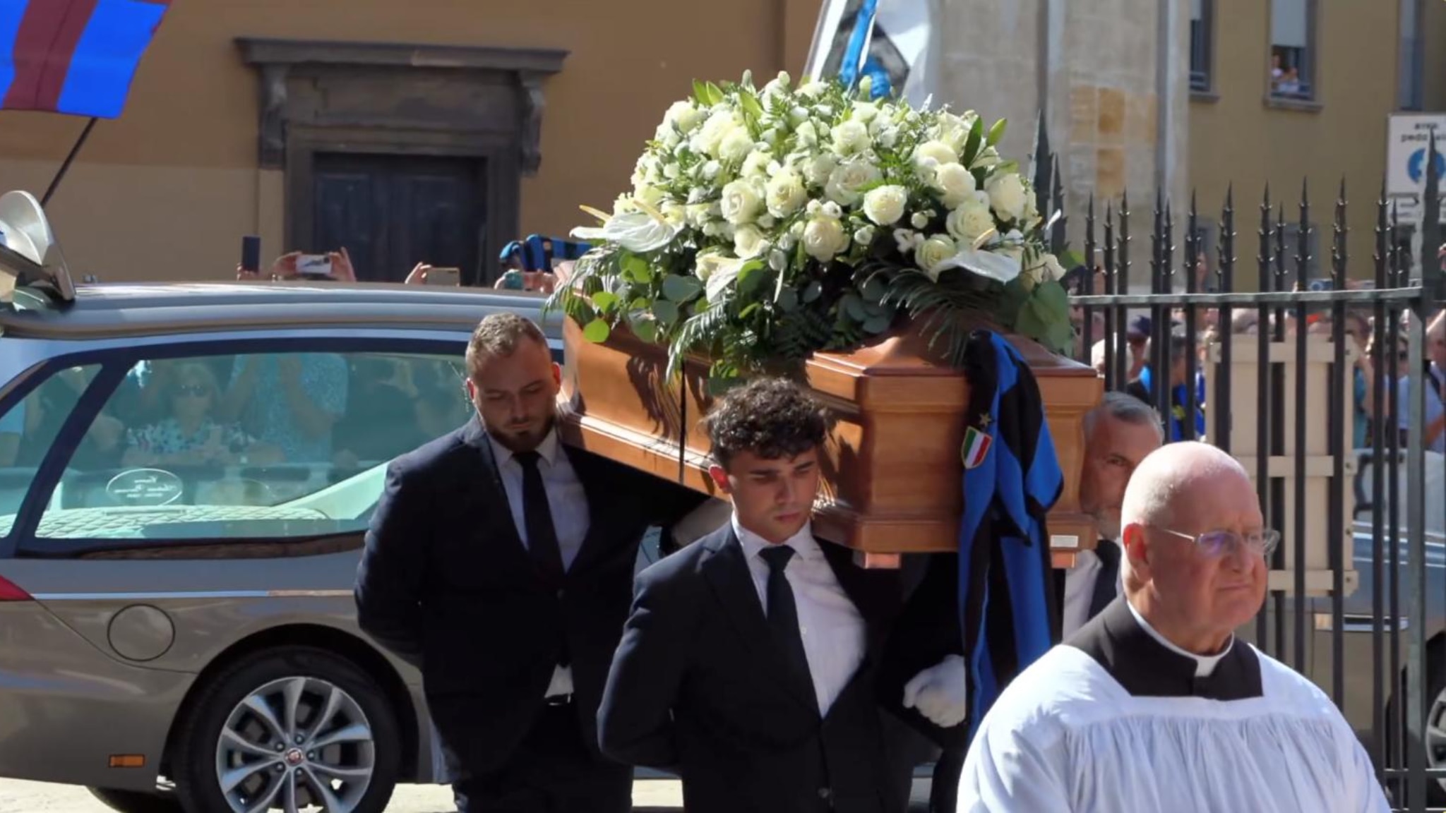 Il feretro di Sandro Mazzola arriva a Sant'Ambrogio tra gli applausi