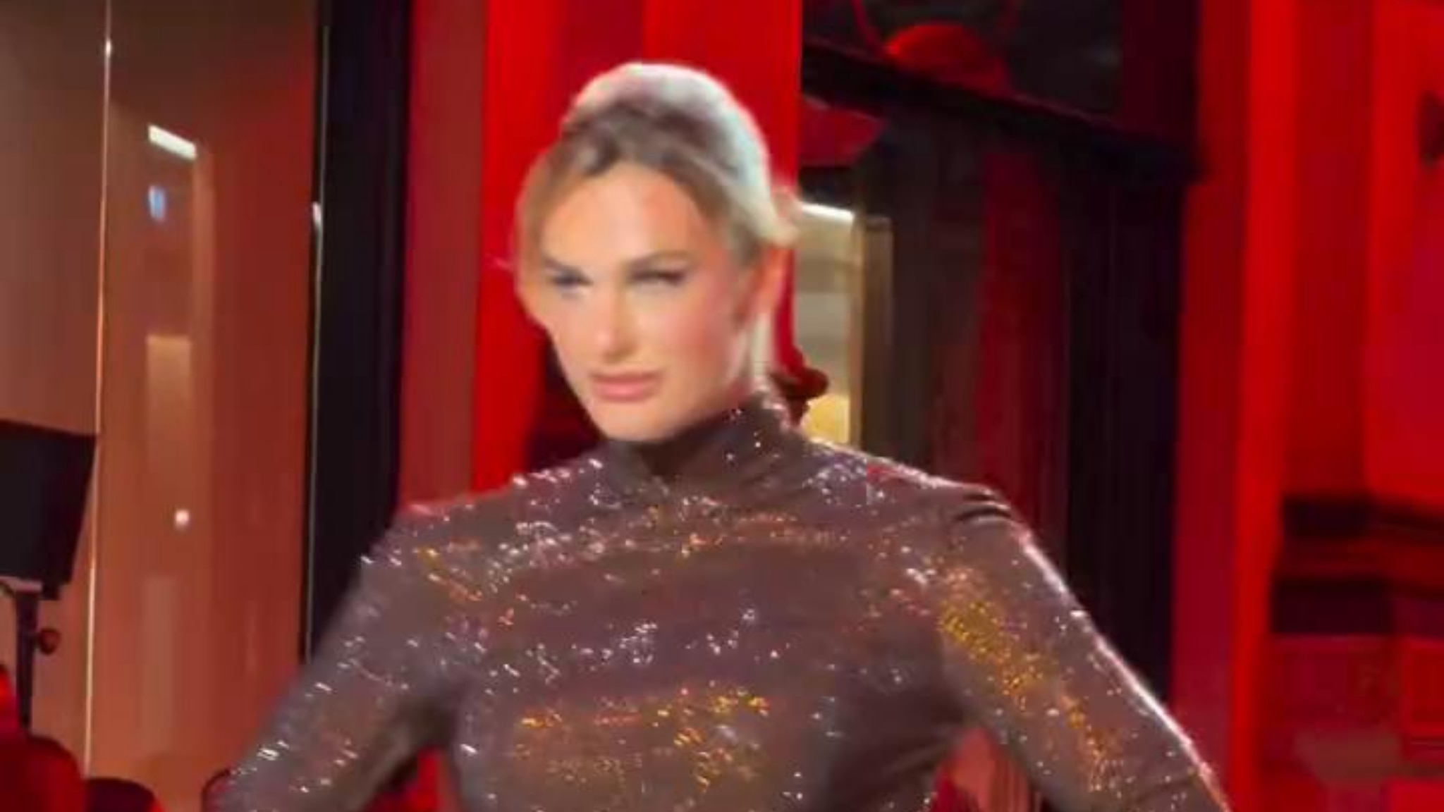 Aryna Sabalenka, la tigre bielorussa sfila a Milano fasciata in un abito in lurex