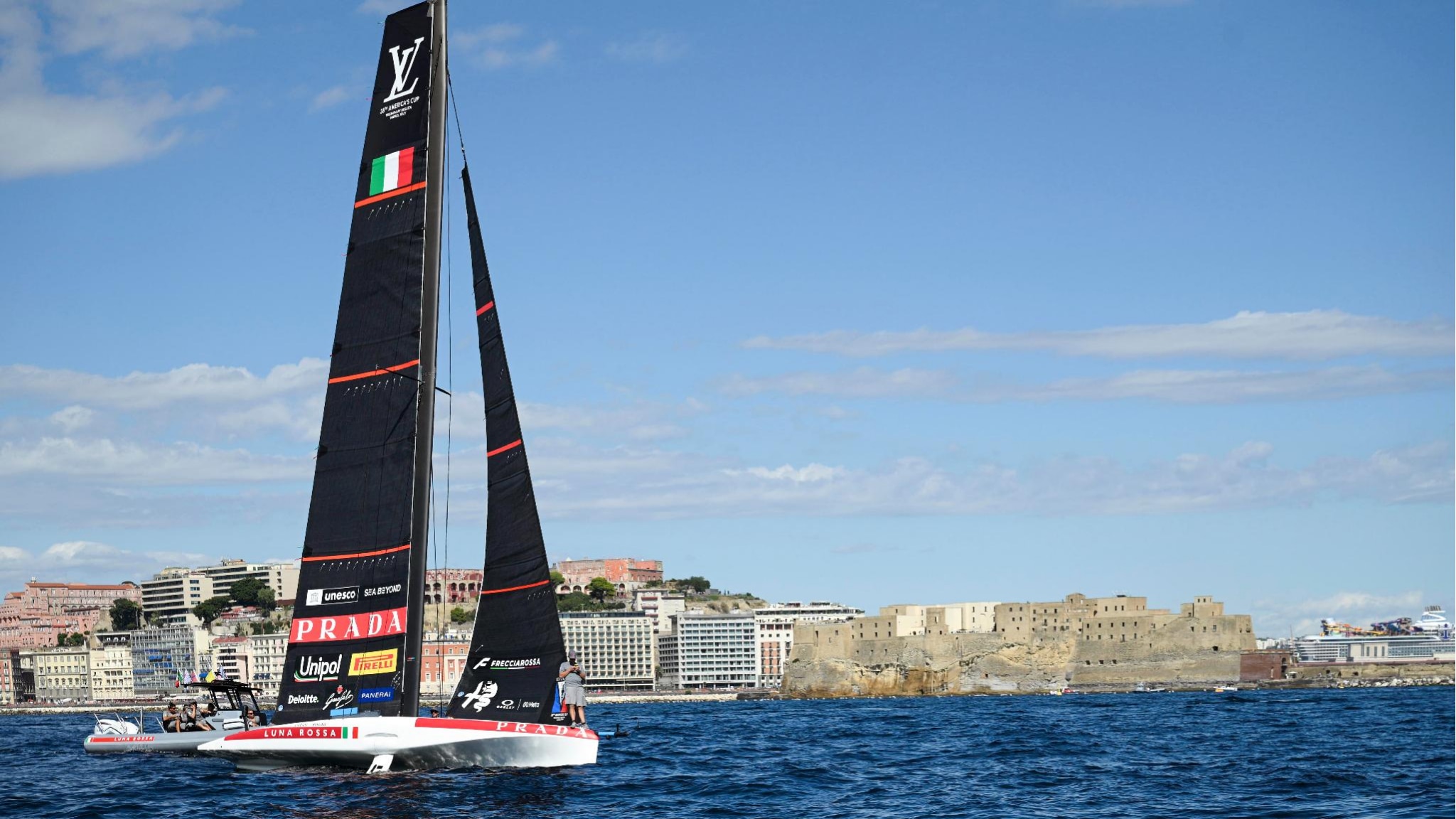 Grecale e colpi di scena: Luna Rossa conserva il primato