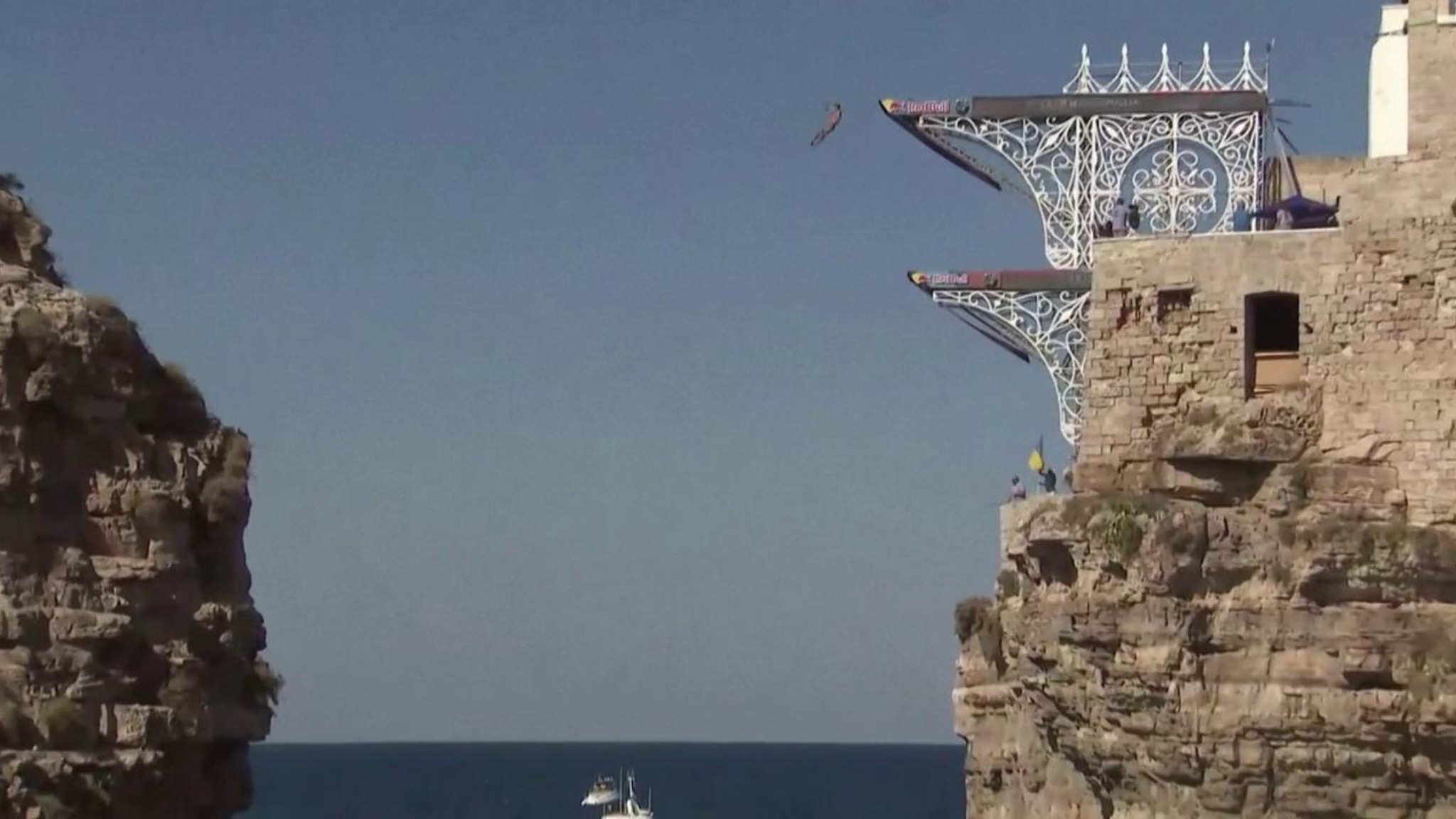 I tuffi dal balcone a picco sul mare: a Polignano l'ultima tappa del Cliff Diving World Series
