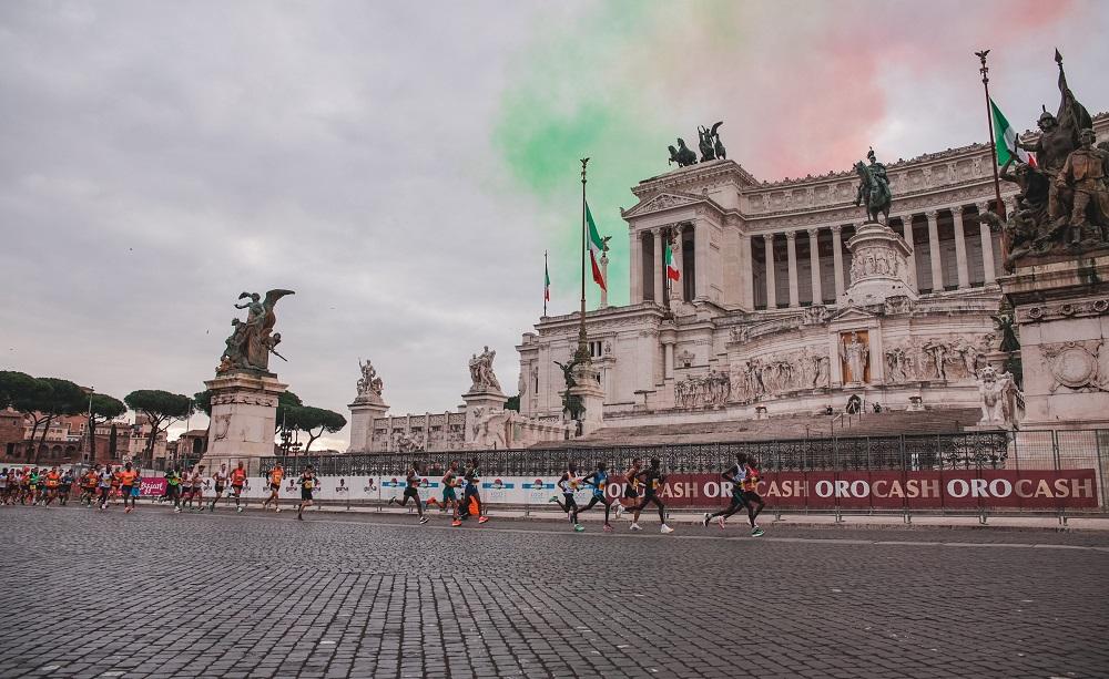 Mezza maratona di Roma, che festa: un fiume di iscritti all’ombra del Colosseo
