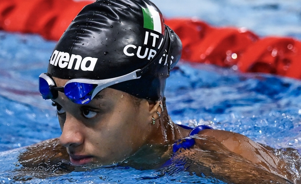 Europei, storica Curtis a Parigi: record mondiale nei 50 dorso. Argento e 2 bronzi per l’Italia oggi