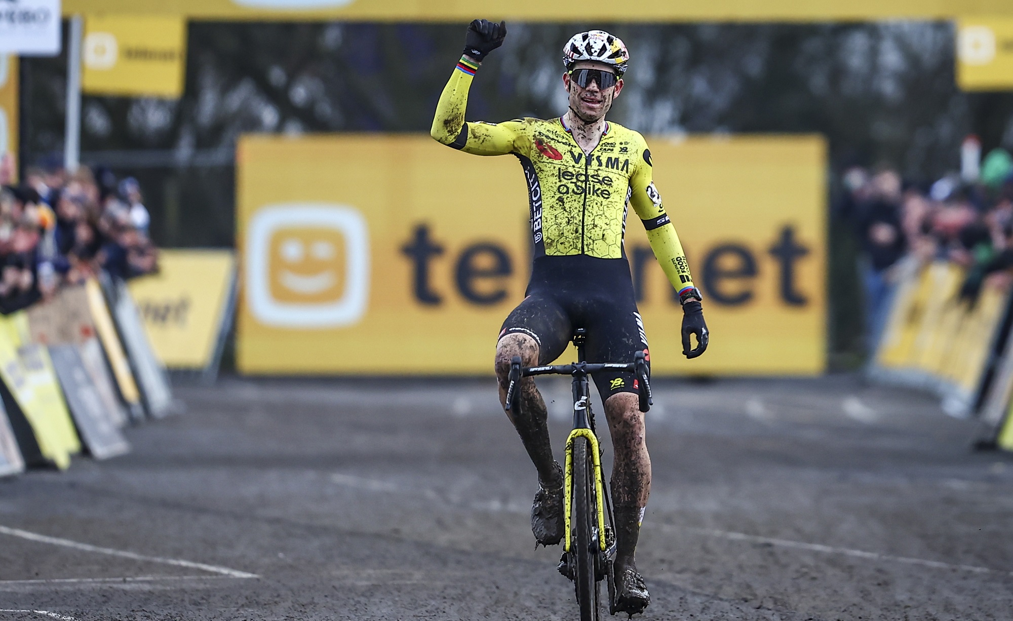 Vuelta 2026, Van Aert vince a Cordoba: Romele splendido secondo, Mas resta in rosso