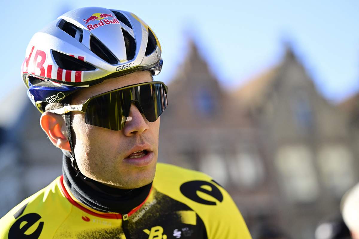 Vuelta 2026, Van Aert vince la tredicesima tappa: Mas resta in maglia rossa
