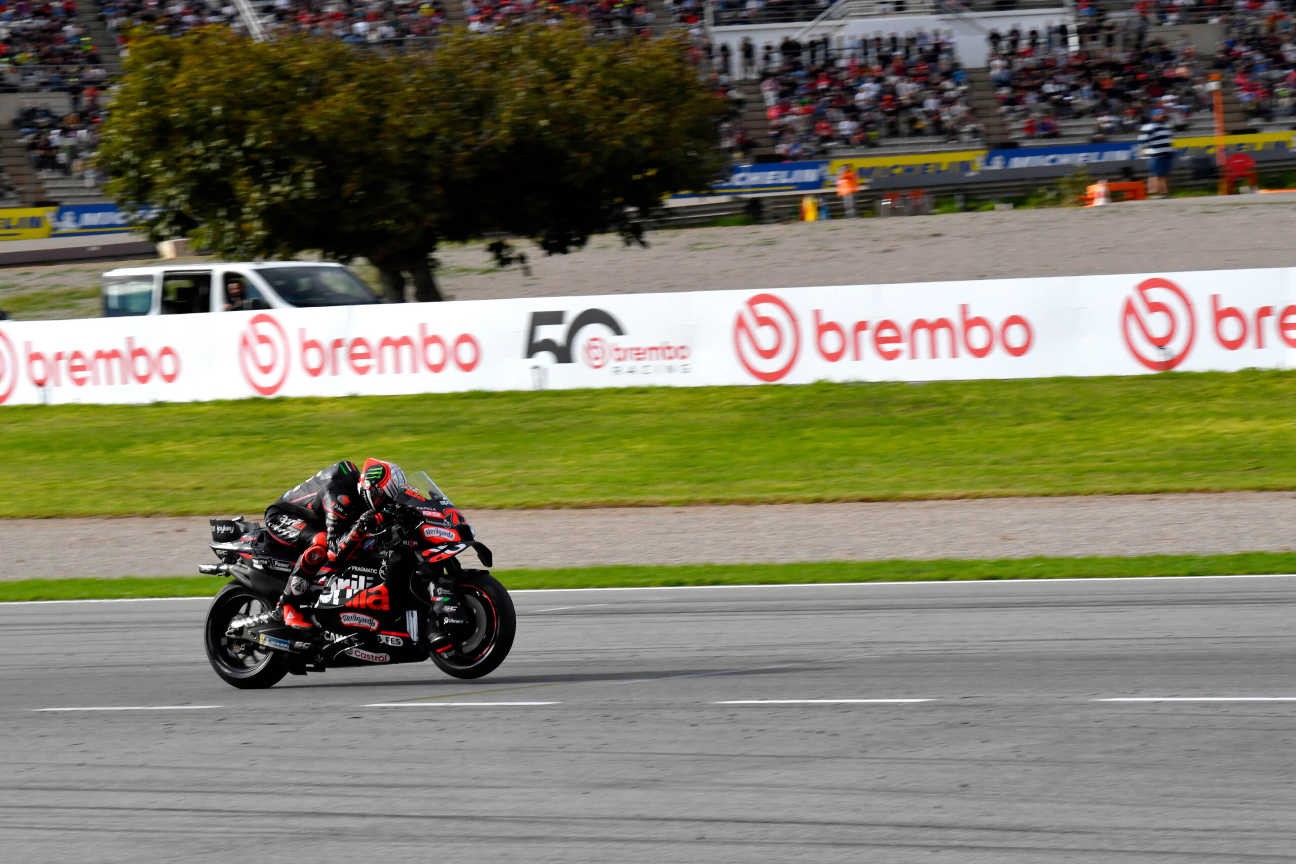 MotoGP Aragon, Bezzecchi da record: pole davanti a Marc e Alex Marquez