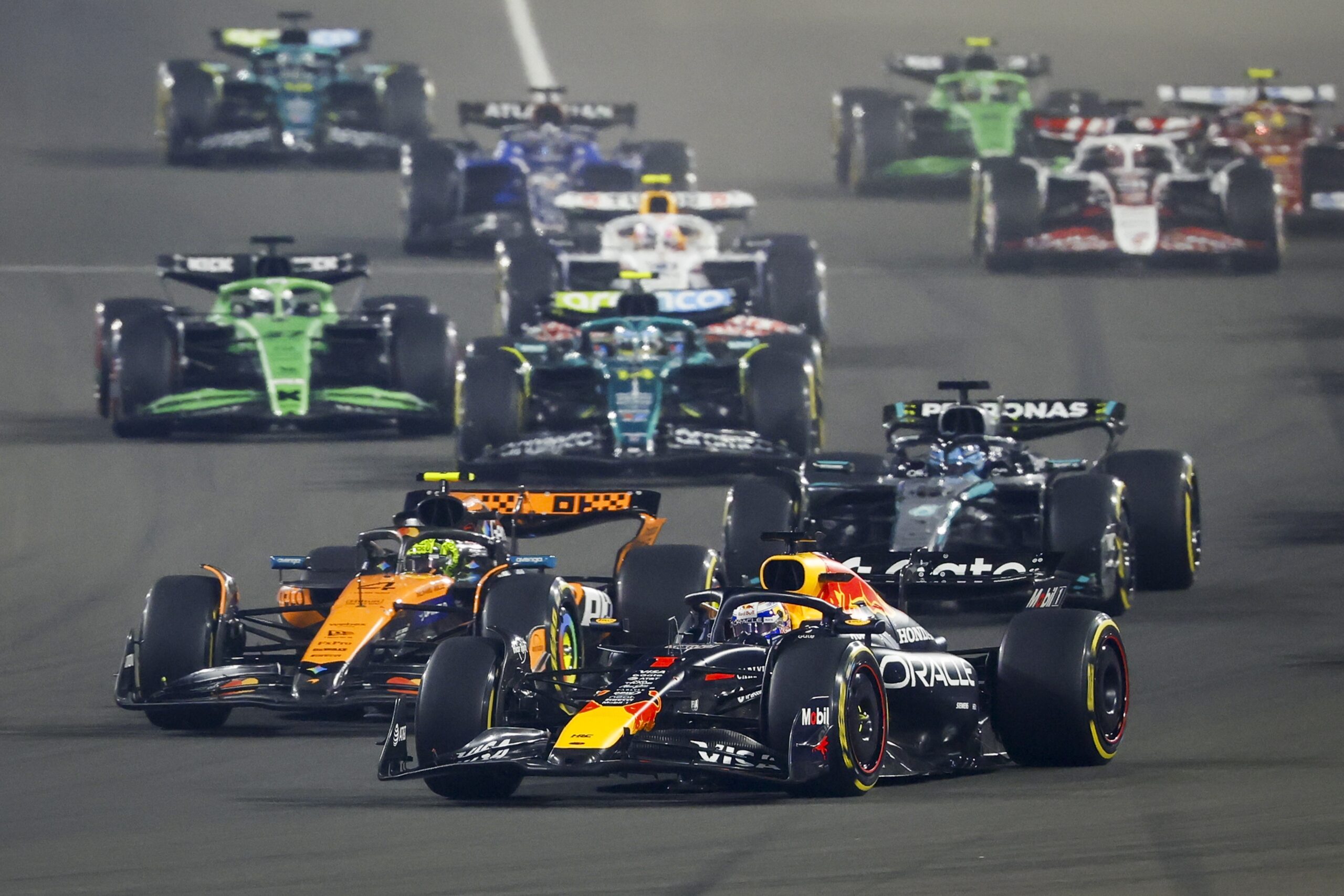 F1, a Sepang va in scena il GP del Bahrain: Verstappen in pole, Hamilton e Antonelli all’assalto