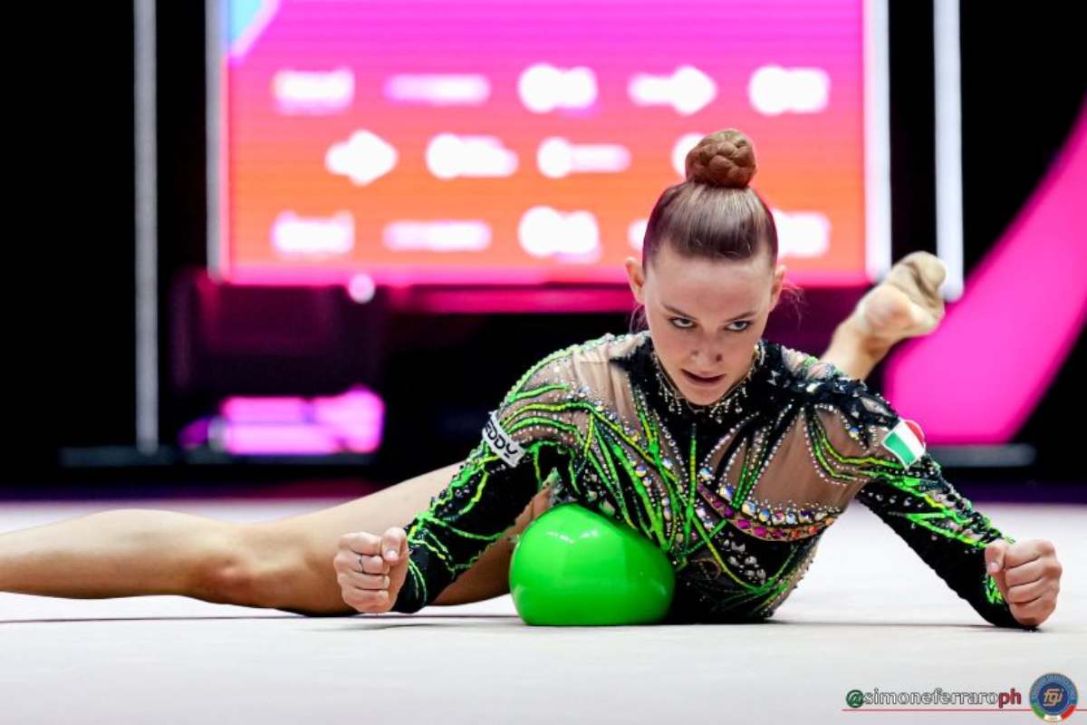 Mondiali ritmica Francoforte 2026, Dragas risale con la palla: attesa per Raffaeli nell’All-Around