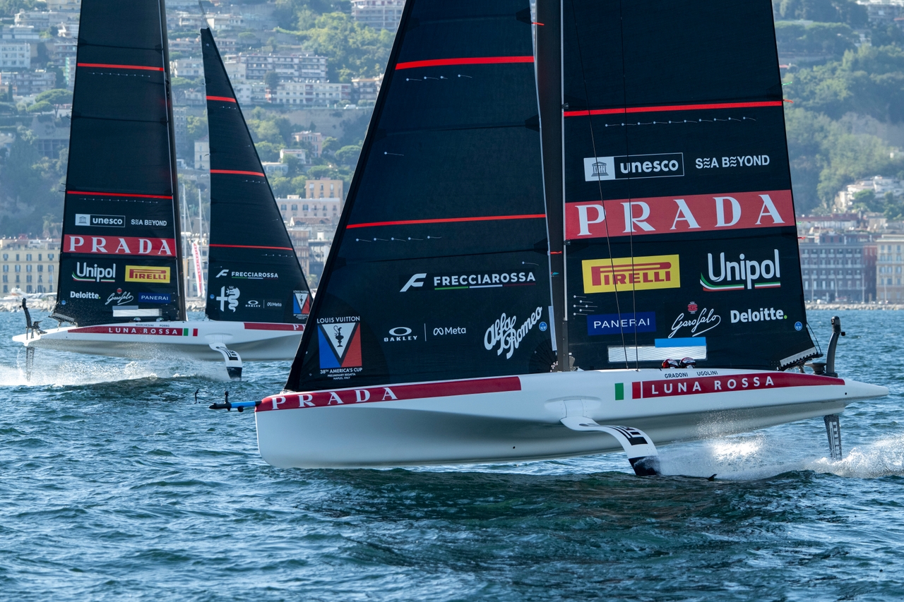 America’s Cup Napoli, Luna Rossa vince la seconda regata e vola in testa dopo una giornata condizionata dal vento